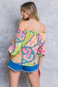 Dettaglio della blusa paisley con spalle scoperte, maniche a lanterna e shorts in denim