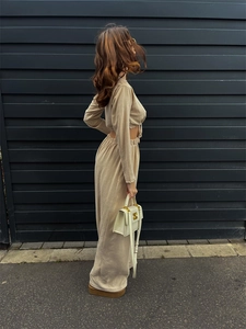 Details des beige zweiteiler Sets mit kurzem Langarm-Oberteil und hoch taillierter weiter Hose