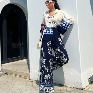 Women's 2-piece set with long sleeve printed shirt and wide leg pants in boho style