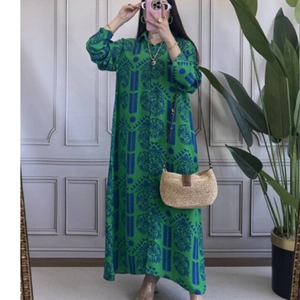 Elegante abito a camicia a maniche lunghe con stampa totem verde e blu e lunghezza caviglia
