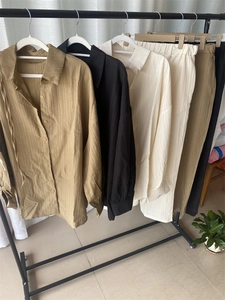 Détails du tissu texturé sur chemises amples à manches longues et pantalons assortis