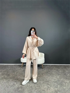 Détail de la texture en lin mélangé beige et de la taille ceinturée de cet ensemble