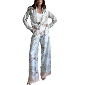 Ensemble chic deux pièces en satin avec chemise à imprimé vintage et pantalon large