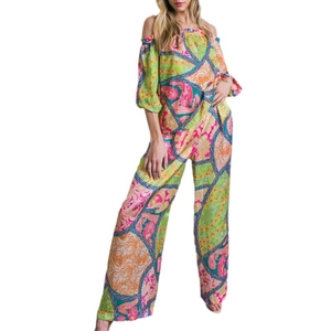 Completo donna 2 pezzi con stampa paisley colorata, top a spalle scoperte e pantaloni larghi