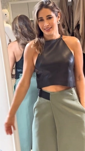 Détail du haut court dos nu en cuir PU et pantalon olive avec taille asymétrique