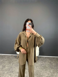 Vue détaillée du tissu froissé vert olive et du chemisier à manches bouffantes avec pantalon