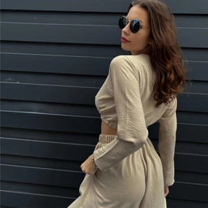 Zweiteiler für Damen mit beigefarbenem Crop-Top und Hose mit hoher Taille aus Strukturstoff