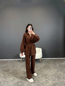 Détail de l'ensemble deux pièces marron foncé avec manches bouffantes et taille nouée