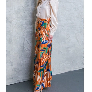Elegant pleated maxi skirt with tropical leaf print and beige long sleeve top set