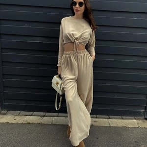 Zweiteiler für Damen in Beige mit langärmligem Crop-Top zum Binden und Hose mit weitem Bein