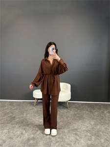 Détail de l'ensemble marron foncé avec rayures texturées et chemise à nouer à la taille