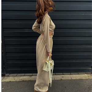 Damen-Zweiteiler mit langärmeligem Crop-Top und Hose mit weitem Bein in Beige