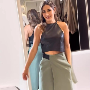 Ensemble femme avec top licou en similicuir noir et pantalon large taille haute olive