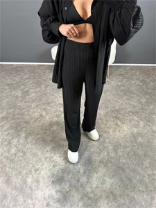Détail de l'ensemble 3 pièces noir avec cardigan plissé et pantalon large à taille haute