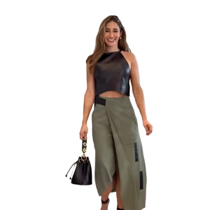 Ensemble femme haut dos nu en similicuir noir et jupe portefeuille vert olive