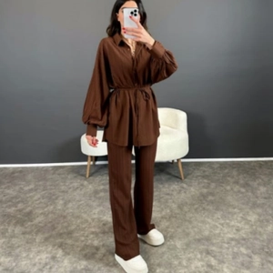 Ensemble 2 pièces marron pour femme avec chemise bouffante et pantalon droit