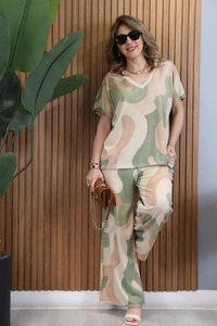 Detailed knit texture of V-neck short sleeve top and wide-leg pants set with wavy prints