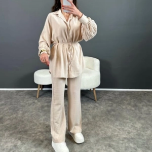 Ensemble deux pièces femme avec chemise à manches bouffantes et pantalon large en beige