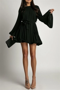 Détails de l'élégante mini-robe plissée noire avec manches évasées et ceinture à nouer