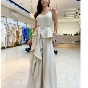 Elegantes cremefarbenes Set aus Camisole mit Bindegürtel und weit geschnittener Hose mit hoher Taille