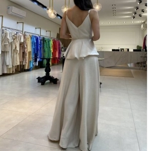 Schickes beiges ärmelloses Damen-Top mit V-Ausschnitt und weite Hose im Set