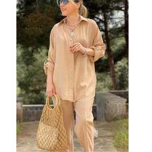 Women's 2-piece beige loose shirt and trousers set with woven tote bag for casual urban style