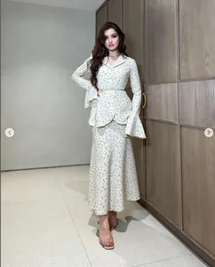 Blumiges zweiteiliges Set mit Glockenärmeln, Bluse mit Knöpfen und Midirock in Vollansicht