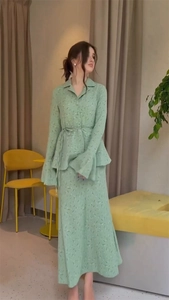Detail eines hellgrünen Blumen-Chiffon-Sets mit gestuften Volant-Glockenärmeln und Bindegürtel