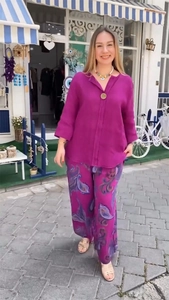 Vue détaillée de la texture du lin et de l'imprimé floral violet du pantalon large décontracté