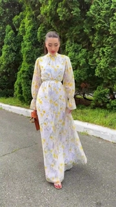 Détails de la robe longue en mousseline fleurie avec taille nouée et motifs floraux