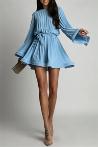 Détail d'une robe en mousseline plissée bleu clair avec manches évasées et ceinture