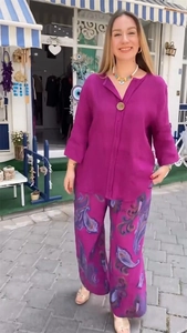 Détail du haut à manches longues en coton et lin violet et pantalon large à motif paisley