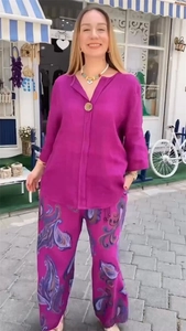Détail de chemise en lin col V avec bouton et pantalon large imprimé paisley