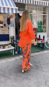 Ensemble femme avec chemise orange à manches longues et pantalon large à motif paisley