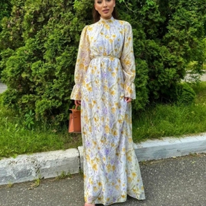 Robe longue élégante en mousseline à imprimé floral français avec manches longues et col haut