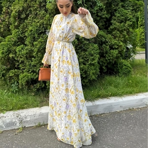 Robe longue fleurie élégante en mousseline à manches longues et taille ceinturée style français