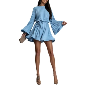Robe courte plissée bleu clair à manches longues évasées avec ceinture à nouer