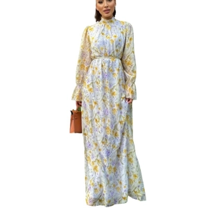 Robe longue élégante en mousseline fleurie blanche avec col haut et manches lanternes