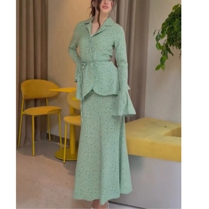 Zweiteiliges Damen-Set in Hellgrün mit Blumenmuster, Gürteloberteil und langem Rock