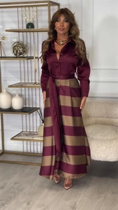 Détail de la chemise en satin bordeaux pour femmes et jupe longue rayée avec ceinture assortie