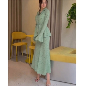 Elegantes hellgrünes Blumen-Set mit Schößchen-Langarm-Top und schlankem Maxirock