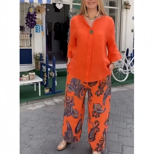 Ensemble deux pièces femme en coton et lin avec chemise orange et pantalon large imprimé