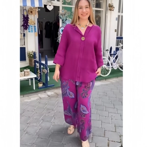 Ensemble décontracté deux pièces avec haut violet col en V et pantalon large à imprimé floral