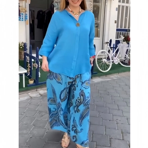 Ensemble 2 pièces femme avec haut bleu vif à col en V et pantalon large à imprimé floral