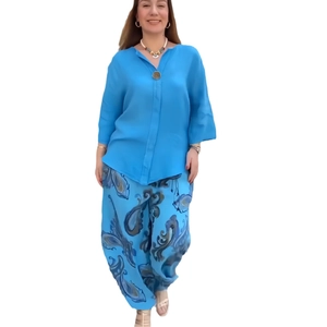 Ensemble femme chemise en lin bleu ciel col V et pantalon large à imprimé paisley