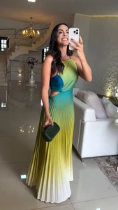 Détail de robe plissée licou avec découpes latérales et tissu en dégradé bleu-vert