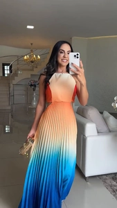 Détail de la robe plissée licou élégante avec dégradé de couleurs et tissu en mousseline