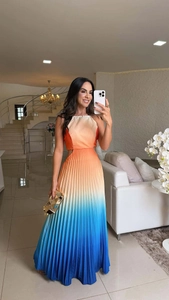 Détail de robe longue plissée dégradée avec licou et découpes à la taille élégantes