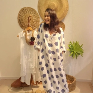 Relaxed V-neck polka dot maxi dress in cotton linen with button-down front and 3/4 sleeves