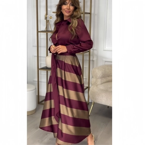 Ensemble élégant chemisier en satin bordeaux et jupe longue rayée avec ceinture nouée